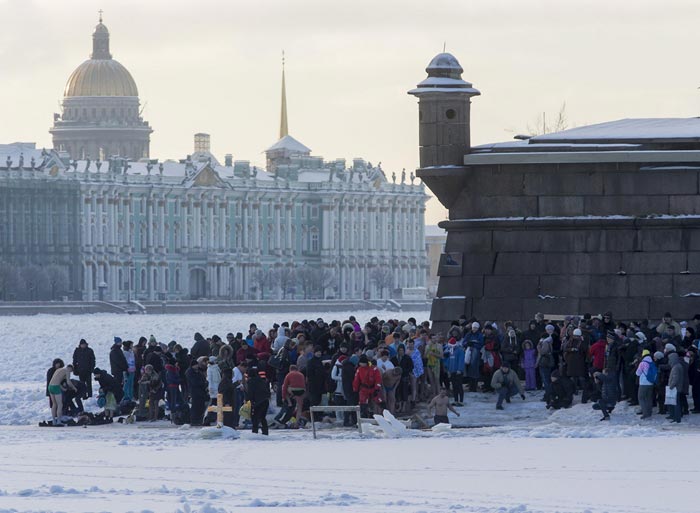 حمام آب یخ در سرمای استخوان‌سوز روسیه