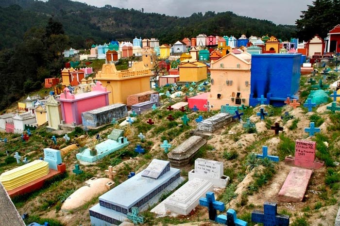 جاذبه های گردشگری گواتمالا قبرهای رنگارنگ است
