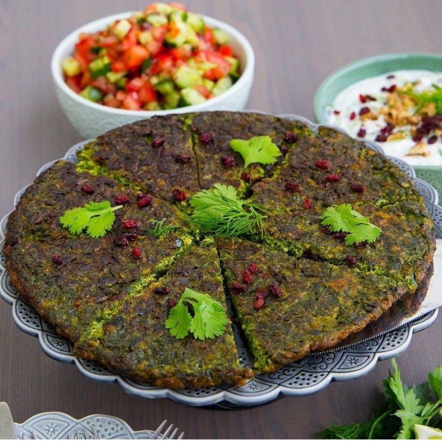 طرز تهیه کوکو سبزی مجلسی ساده و خوشمزه با زرشک