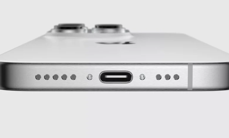 تصاویر لورفته کانکتور USB-C آیفون ۱۵ را نشان می‌دهد