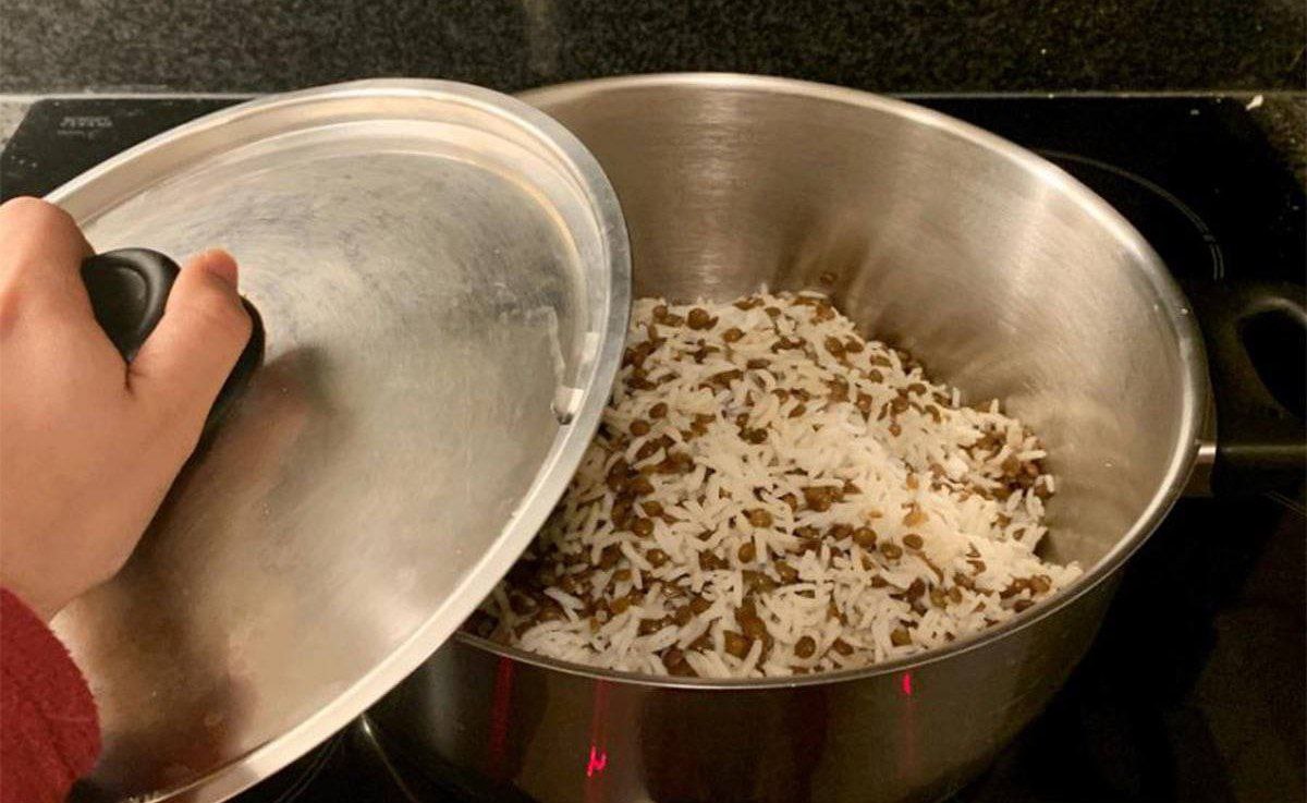 جالب بدونید عدس پلو میکروب‌های چسبنده دهان و دندان را از بین برده و ریشه دندان را تقویت می‌کند، همچنین تاثیر قابل توجهی در درمان «کم‌خونی» دارد. عدس به تنهایی لاغر کننده است.