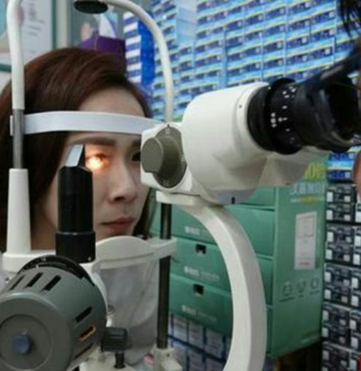 این زن جوان بنام «چن» به مدت ۲ سال از تلفن همراه خود در حالی که نور صفحه آن را در بالاترین وضعیت قرار داده بود، استفاده می‌کرد که باعث آسیب شدید به چشمان او شد!