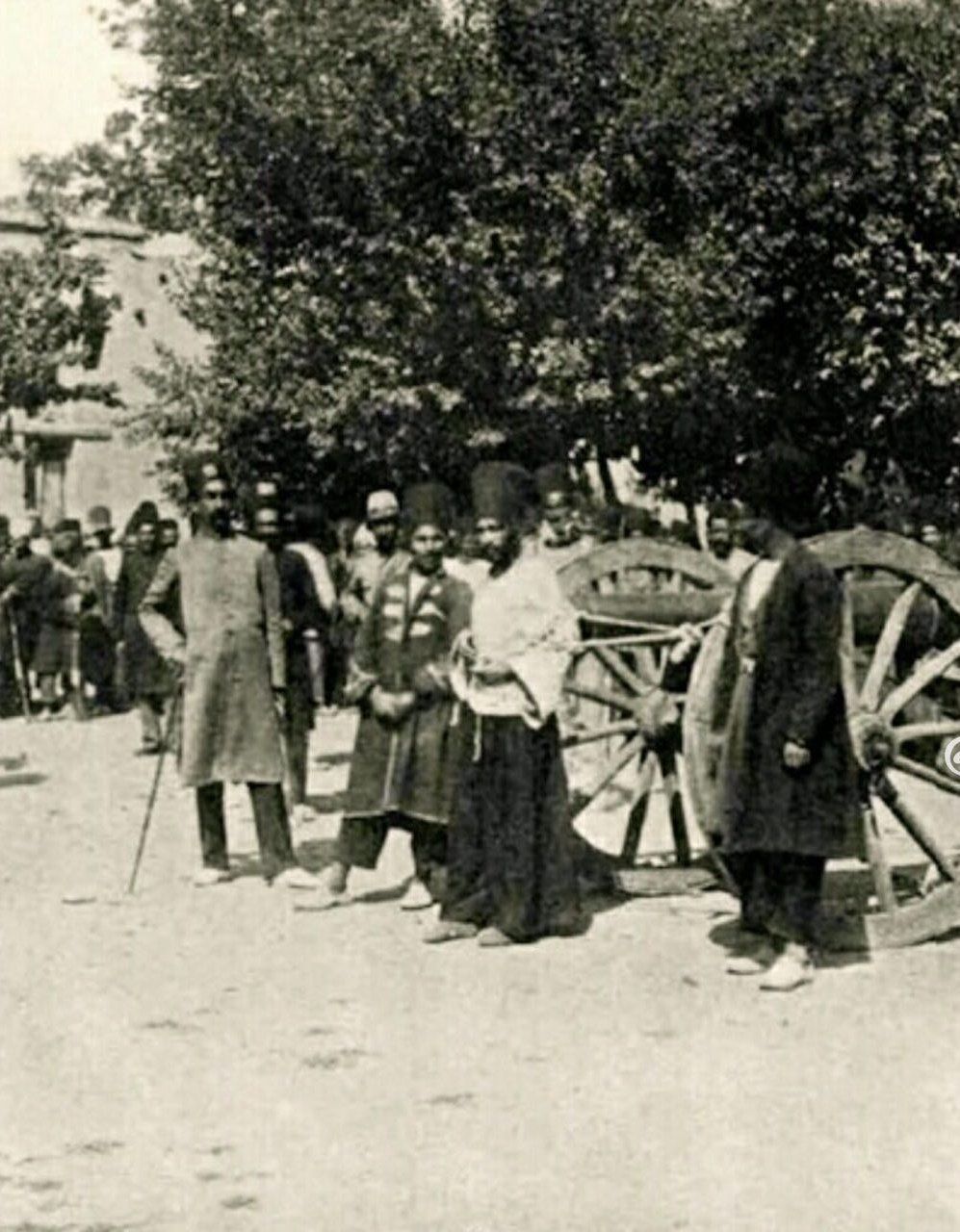 در زمان قاجار، فرد محکوم به اعدام باید از مردمی که برای تماشای اعدامش اومده بودن گدایی میکرد و پول جمع شده رو به مامور اعدام خود میداد که به آن حق تیغ میگفتند!