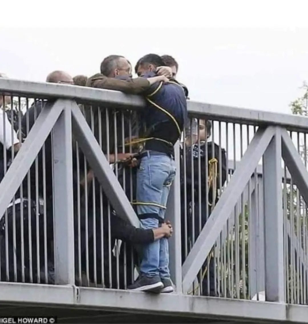 اینجا مردی بر روی پلی در لندن قصد خودکشی داشت که مردم متوجه شدند و اینجور جلویش را گرفتند