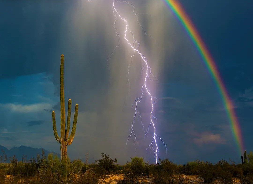 تصویری همزمان از رنگین کمان و رعد و برق!