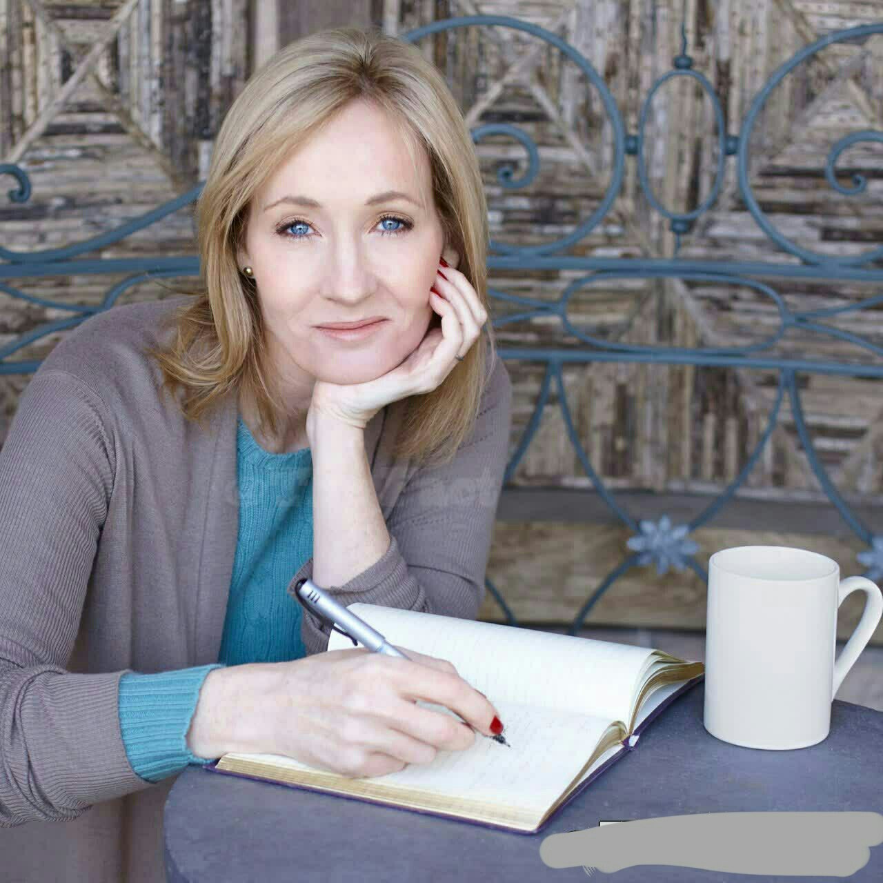 جی کی رولینگ، نویسنده هری پاتر، آنقدر اموالش رابه خیریه بخشید که عنوان میلیونر را از دست داد، او میگوید: اگر خدا بیشتر از نیازتان به شما بخشیده، یک مسئولیت اخلاقی در برابرآن دارید!