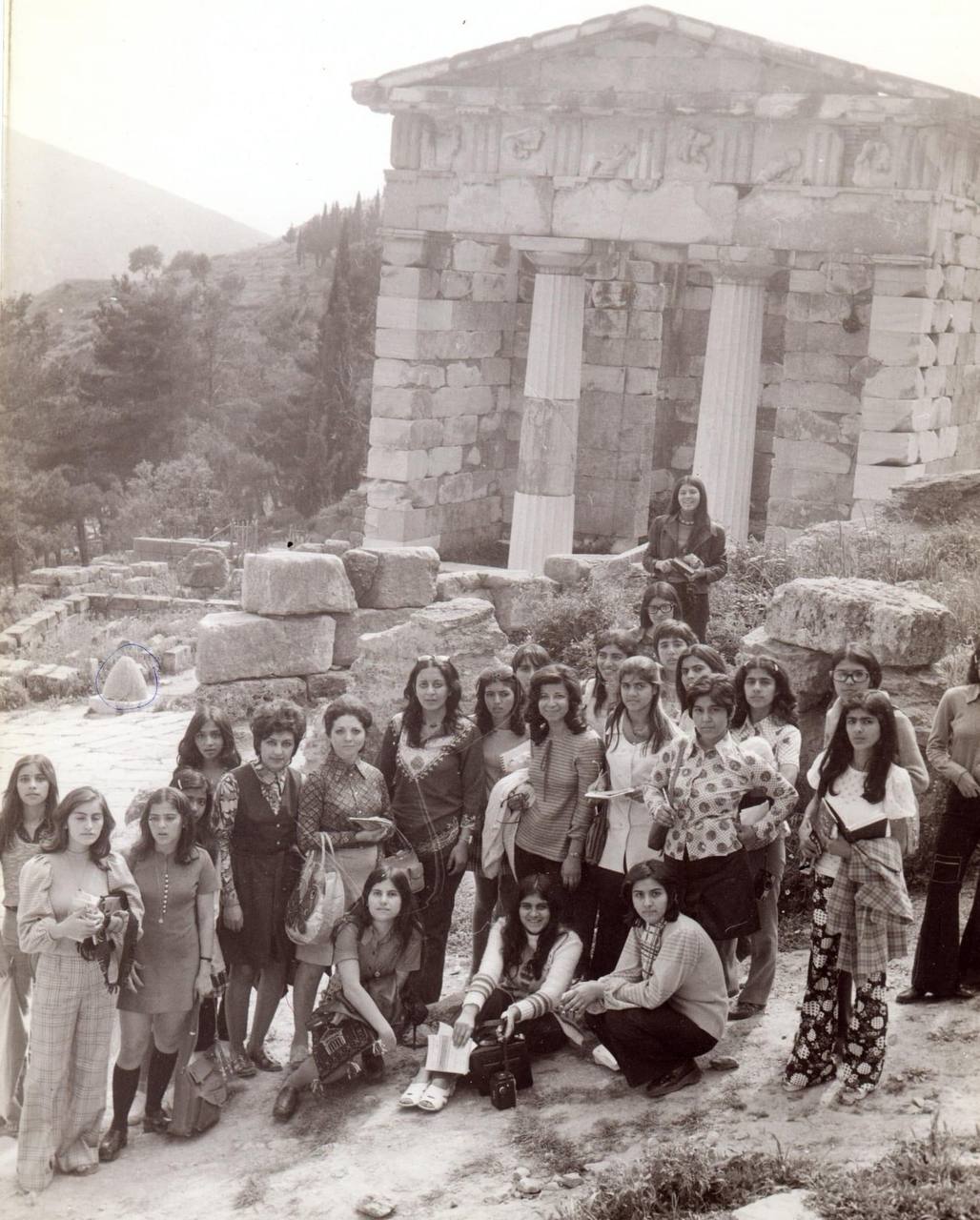 سفر علمی تفریحی دختران دبیرستان آناهیتای‌ اهواز به آتن پایتخت یونان در اردیبهشت‌ماه 1352