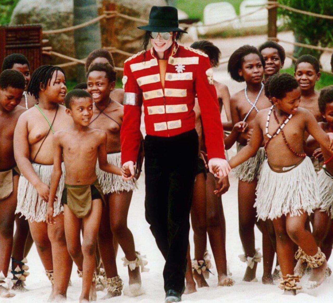 در سال 2001 نام مایکل جکسون بعنوان خیرترین انسان مشهور که بیشترین کمک را به سازمانهای خیریه جهان داشته در گینس ثبت شد.