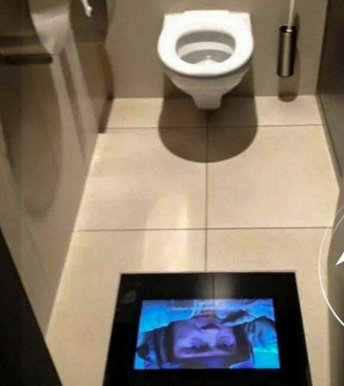 سینمایی با خلاقیت بالای خود، داخل دسشویی تلویزیون گذاشته که تماشاچیان حتی چند ثانیه از فیلم رو هم از دست ندن!