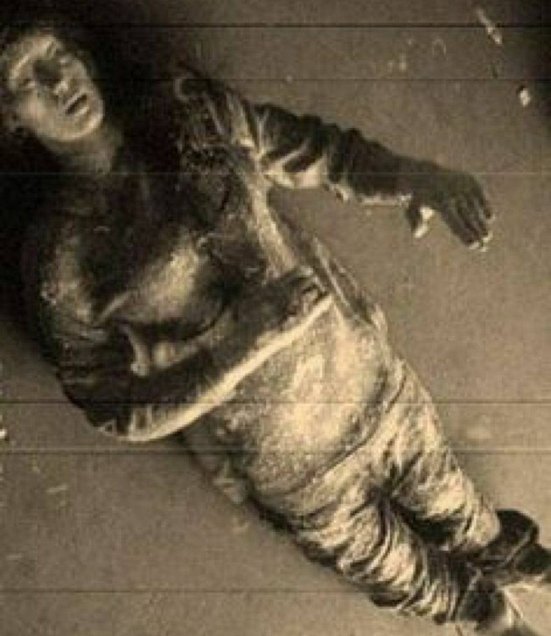 در سال ۱۹۴۸ میلادی، کشتی هایی که در حال عبور از مالزی بودند، پیغام های اظطراری عجیبی دریافت کردند. کشتی های آمریکایی با سیگنال هایی از سوی یک کشتی هلندی به نام «SS Ourang Medan» مواجه شدند. پیغام به این شرح بود: “تمام افسران به همراه کاپیتان مرده اند. احتمالا تمام کارکنان کشته شده اند؛ من در حال مرگ هستم.”