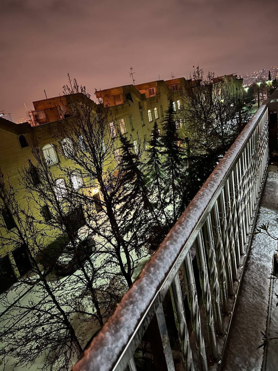 اولین برف پاییزی در تهران، منطقه یک؛ شهرک قائم