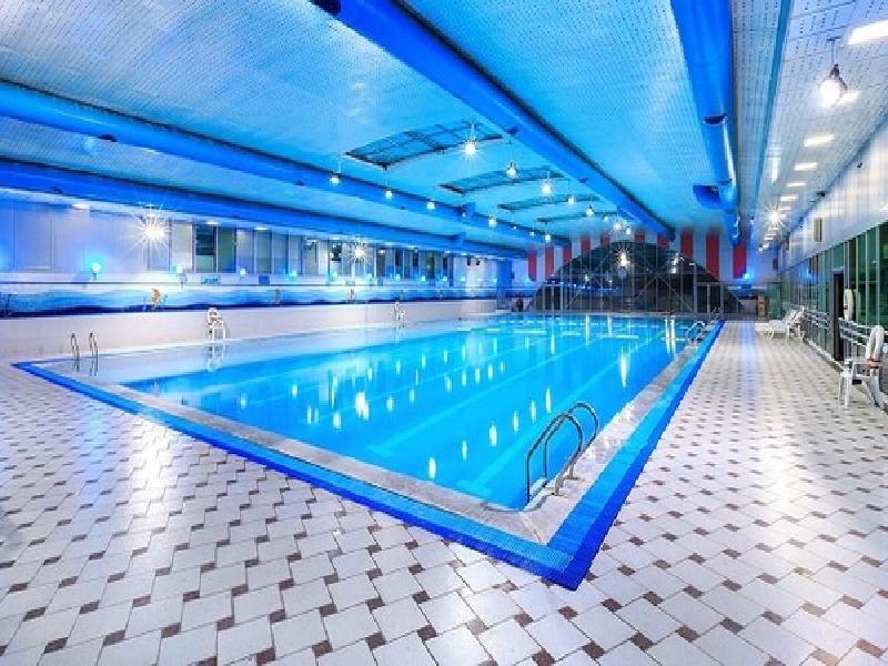 چگونه با کمک استخرهای سرپوشیده تهران به تناسب اندام برسیم؟