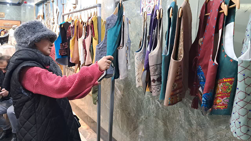 بازگشت مد به ریشهها؛ وقتی جلیقه ایرانی دوباره نقشه فرهنگی ایران را دوخت بازگشت مد به ریشهها؛ وقتی جلیقه ایرانی دوباره نقشه فرهنگی ایران را دوخت