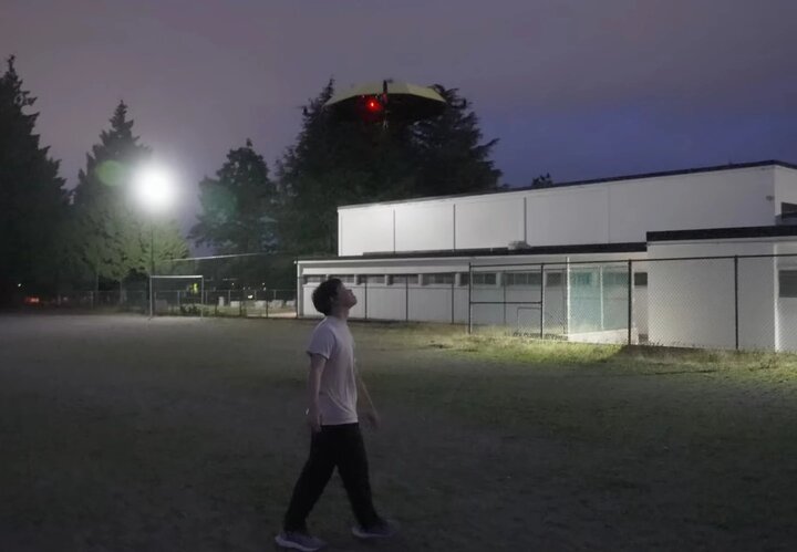 چتر خودکار بالای سر پرواز می‌کند