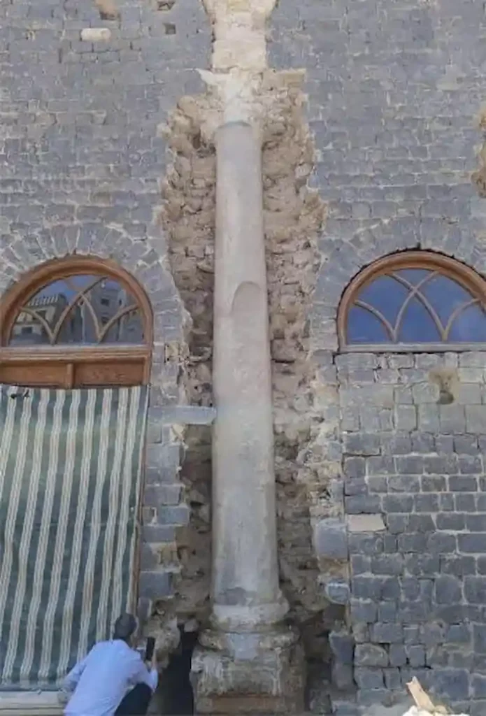 کشف بقایای معبد ۲ هزار ساله در یک مسجد