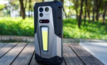 تانک ۵ معرفی شد؛ گوشی جان‌سخت با پروژکتور اختصاصی