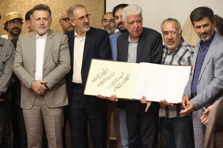 نمایشگاه خوشنویسی «بر بال آیهها» افتتاح شد نمایشگاه خوشنویسی «بر بال آیهها» افتتاح شد